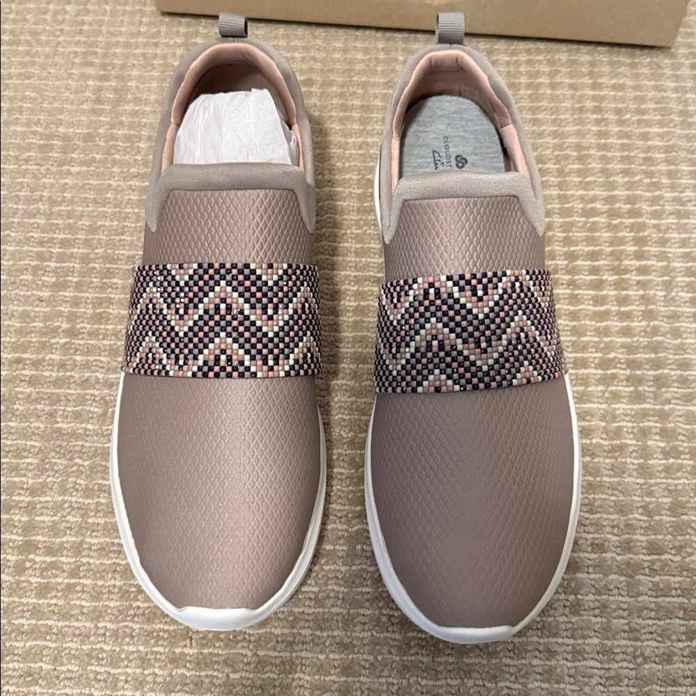 NWT cloud steppers by Clarks. Slip on sneakers with cushion, soft souls in Sz 10 - Picture 2 of 6